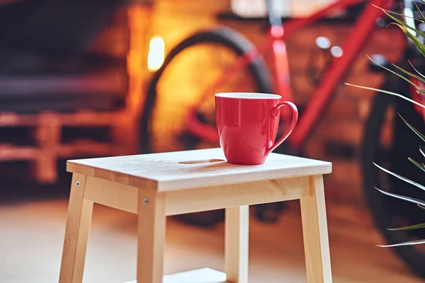 Xícara de café vermelha em uma mesa — Fotografia de Stock