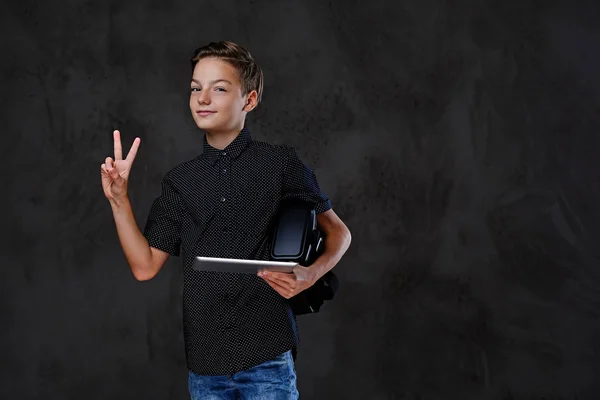 Chłopiec pozytywne nastolatek posiada tablet Pc. — Zdjęcie stockowe