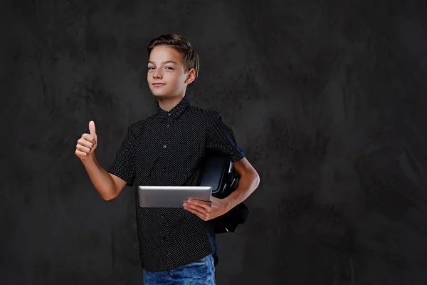 O adolescente positivo segura tablet PC . — Fotografia de Stock