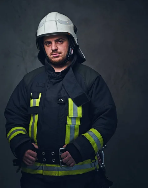 Tűzoltó öltözött egységes — Stock Fotó