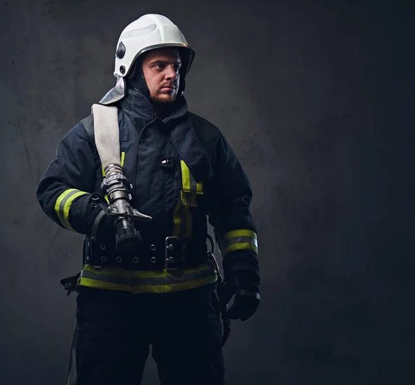 Retrato de estúdio de um bombeiro — Fotografia de Stock