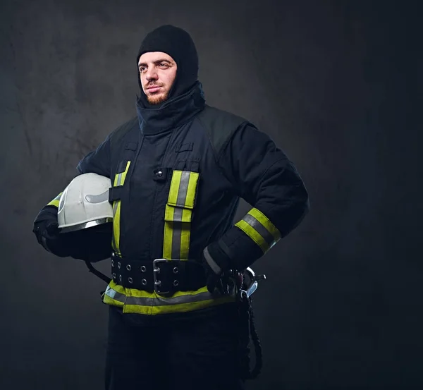 Bombeiro segura capacete de segurança . — Fotografia de Stock