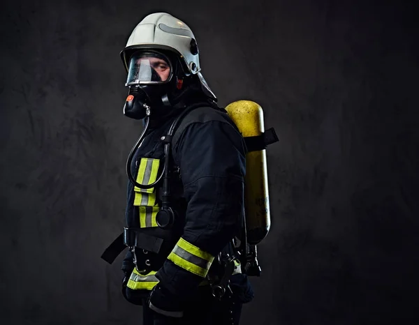 Πυροσβέστης σε μια μάσκα οξυγόνου. — Φωτογραφία Αρχείου
