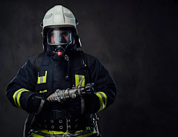 Pemadam kebakaran mengenakan seragam dan masker oksigen . — Stok Foto