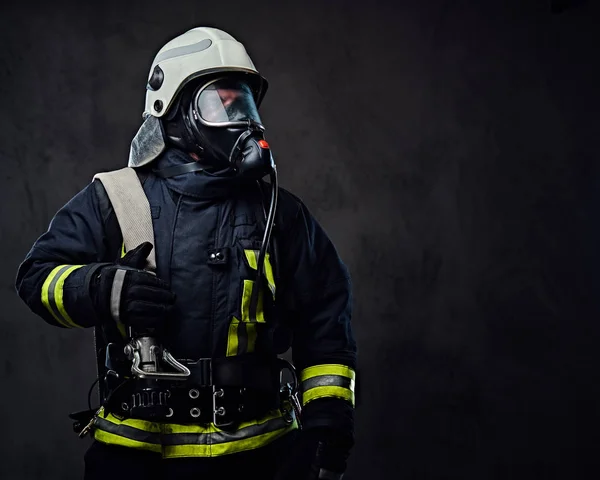 Bombero vestido de uniforme y una máscara de oxígeno . — Foto de Stock