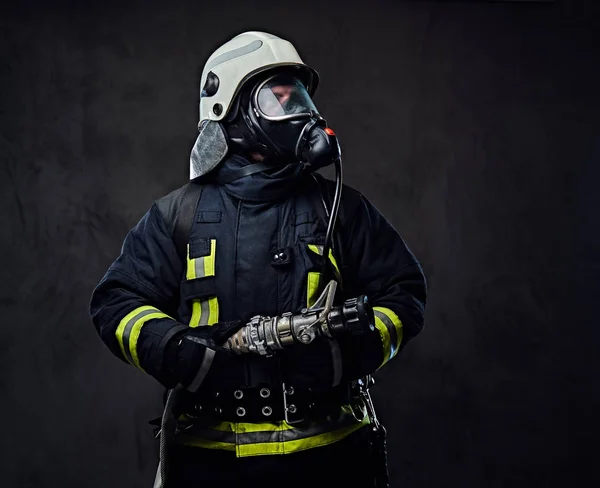 Vigile del fuoco vestito in uniforme e una maschera di ossigeno . — Foto Stock