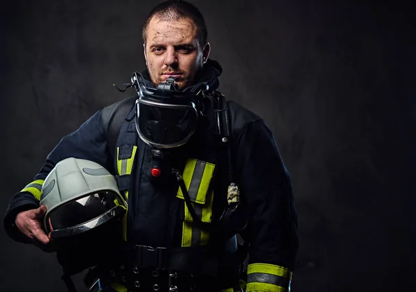 Feuerwehrmann im Studioporträt — Stockfoto