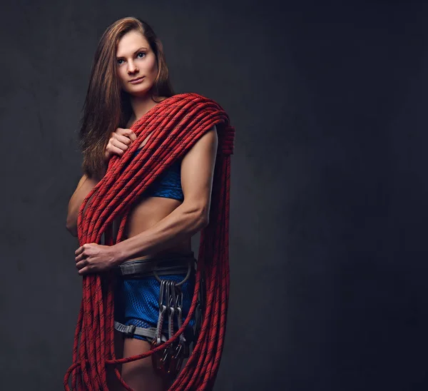 Erkek tırmanma ipi tutan 