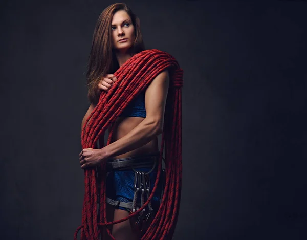 Kadın ücretsiz dağcı ipi tutan — Stok fotoğraf
