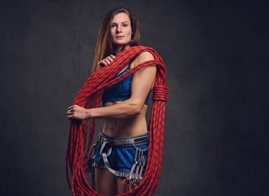 Kadın ücretsiz dağcı ipi tutan 