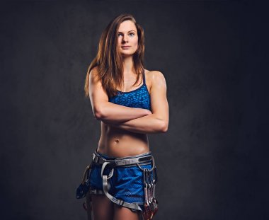 Üzerinde gri kadın ücretsiz dağcı 