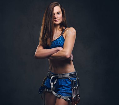 Üzerinde gri kadın ücretsiz dağcı 