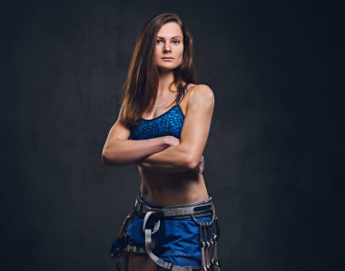 Üzerinde gri kadın ücretsiz dağcı 