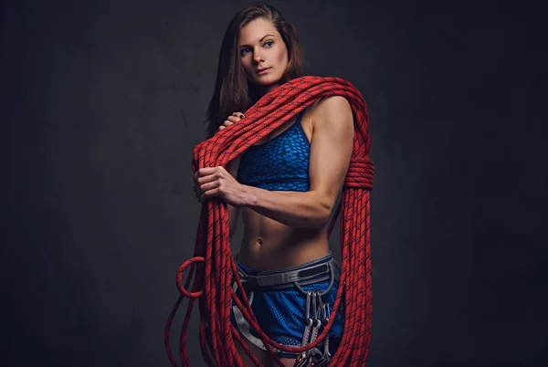 Vrouwelijke gratis klimmer houdt touw — Stockfoto
