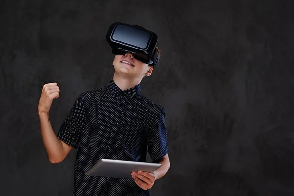 Niño pequeño emocional con gafas vr y tableta PC . — Foto de Stock