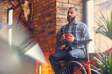 Sakallı erkek bir mavi Polar gömlek giymiş