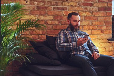 Sakallı hippi Smartphone kullanarak