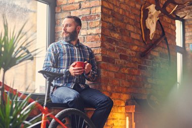 Sakallı erkek bir mavi Polar gömlek giymiş