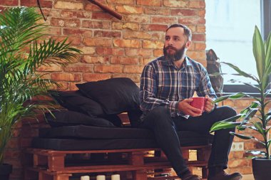 Sakallı erkek bir mavi Polar gömlek giymiş