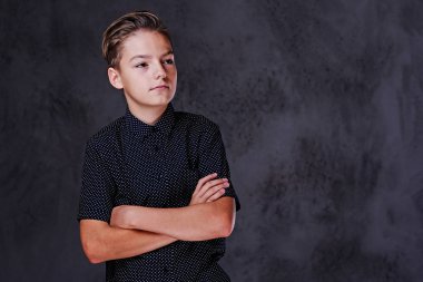 Çapraz kolları olan genç çocuk