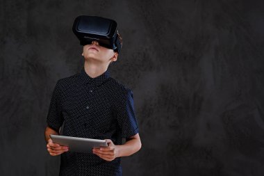 Vr gözlük ve tablet Pc ile duygusal küçük çocuk.