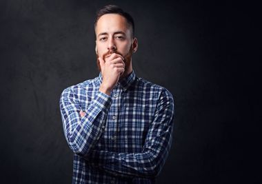 Düşünceli Kızıl saçlı sakallı hippi