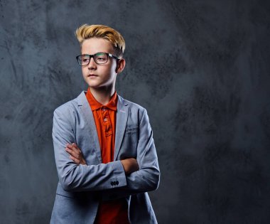 genç çocuk gözlük