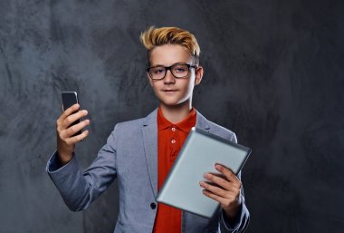 Gözlük çocukta tablet Pc tutar