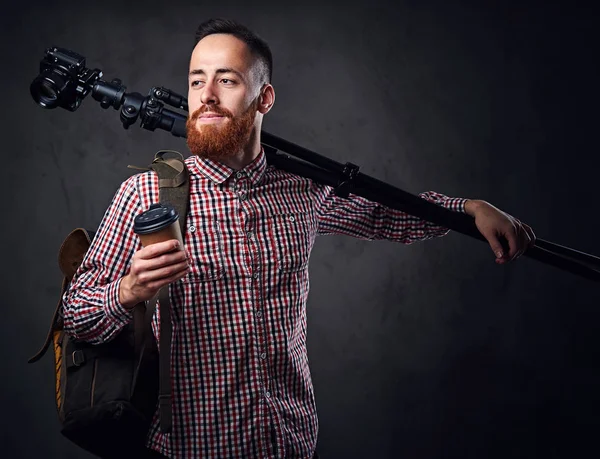 Fotógrafo freelancer de barba ruiva — Fotografia de Stock