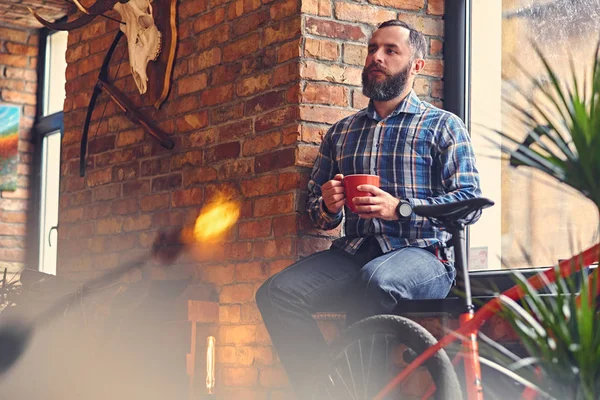 Портрет бородатого мужчины пьет кофе — стоковое фото