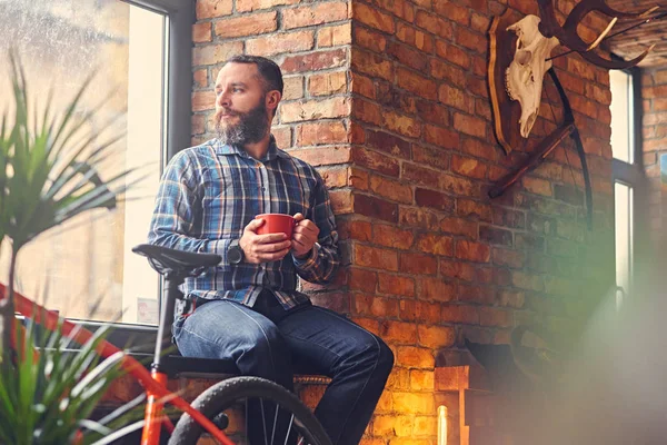 Sakallı erkek bir mavi Polar gömlek giymiş