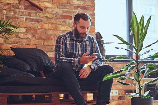 Bärtiger Hipster per Smartphone — Stockfoto