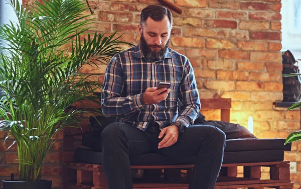 Hipster barbudo usando smartphone — Foto de Stock