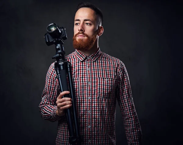 Dijital kamera ve tripod fotoğrafçı tutar