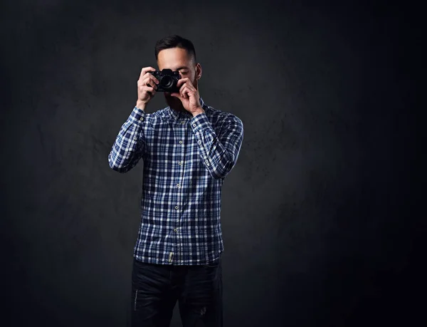 Um homem tirando fotos com uma câmera compacta . — Fotografia de Stock