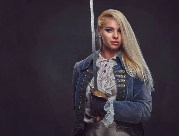 Atrakcyjny blond, Kobieta trzyma miecz srebrny. — Zdjęcie stockowe