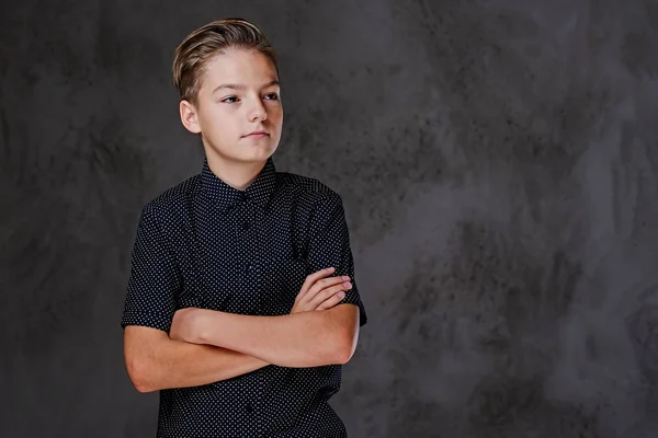 組んだ腕を持つ 10 代の少年 — ストック写真