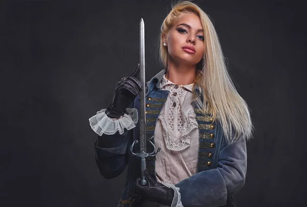 Una atractiva hembra rubia sostiene una espada de plata . —  Fotos de Stock