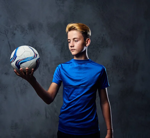 足球运动员身着蓝色制服 — 图库照片