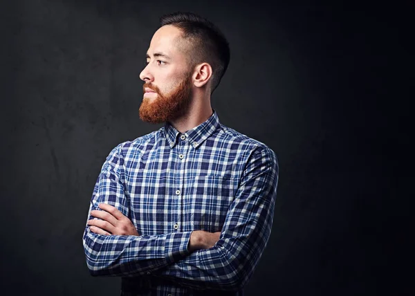 Düşünceli Kızıl saçlı sakallı hippi