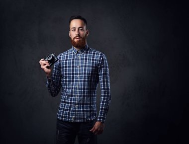 Kompakt bir fotoğraf makinesi ile fotoğraf çekmek bir adam.