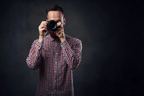 Pelirroja macho tomando fotos con una cámara compacta . — Foto de Stock