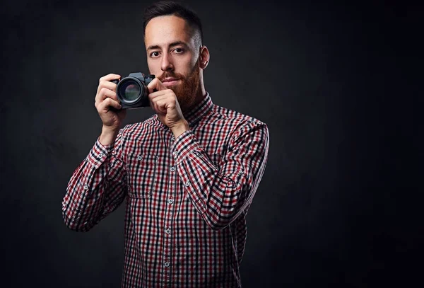 Pelirroja macho tomando fotos con una cámara compacta . — Foto de Stock