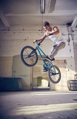 Bmx sürücüsü bir bisiklet ile stunts yapıyor.