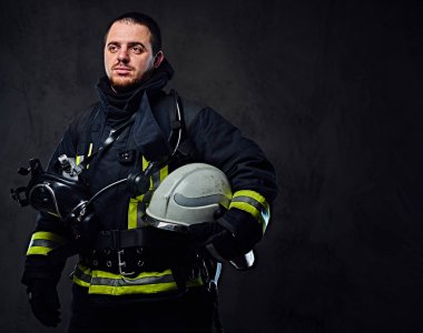Firefighter Güvenlik kask tutar