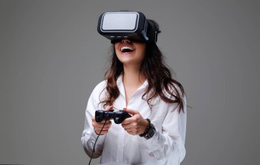 Erkek eğleniyor Vr gözlüklü. 