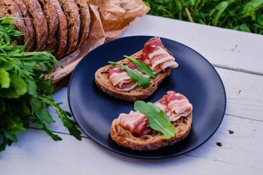 Jambon ve otlar ile ekmek