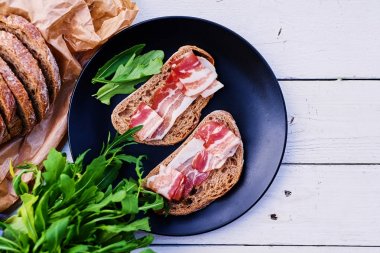 Jambon ve otlar ile ekmek