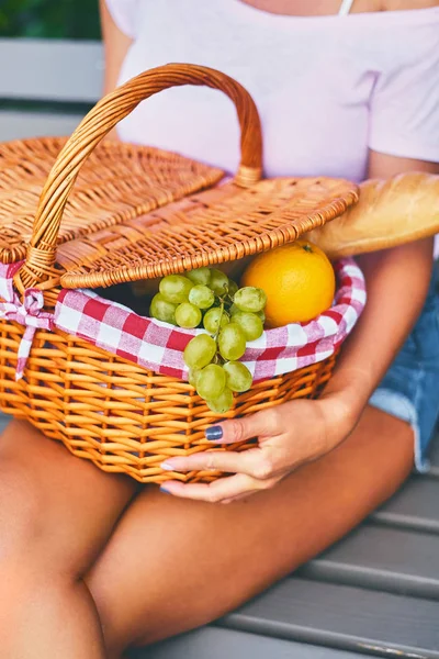 Pozitif Kızıl saçlı kadın, bir piknik sepeti