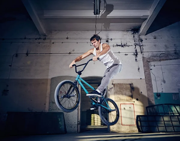 Bmx sürücüsü bir bisiklet ile stunts yapıyor.
